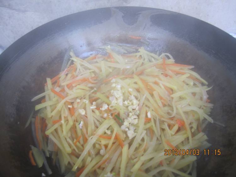 炒土豆胡萝卜丝步骤9