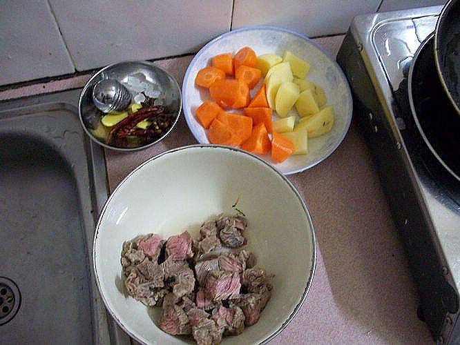 红烧土豆牛肉步骤2