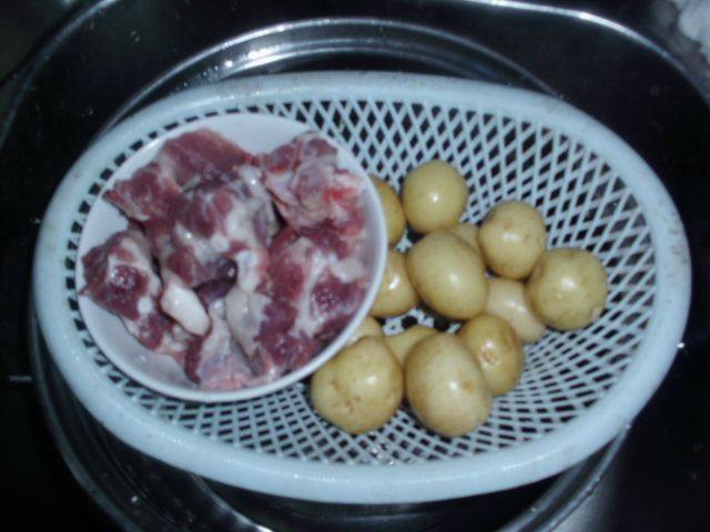 干烧排骨土豆仔步骤1