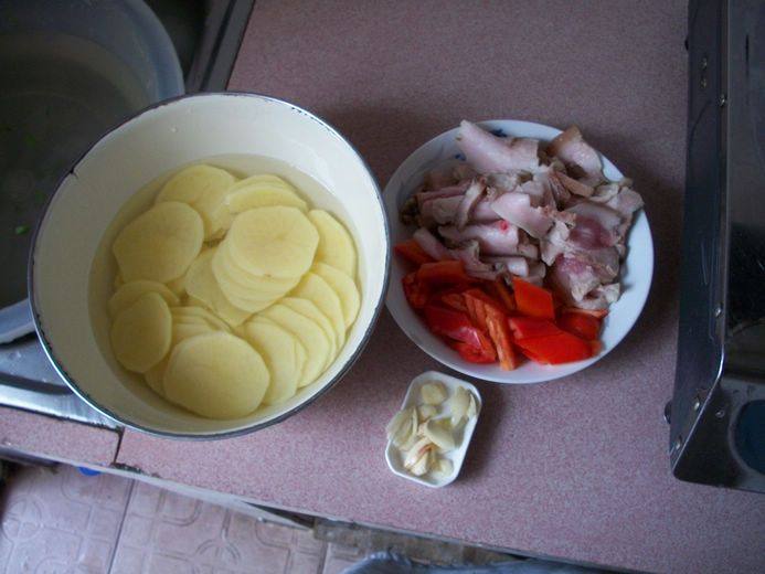 土豆炒肉步骤1