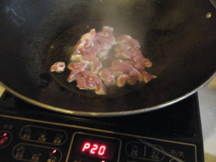 土豆丁炒肉丁步骤2