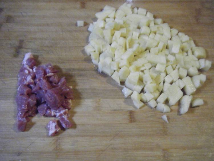 土豆丁炒肉丁步骤1