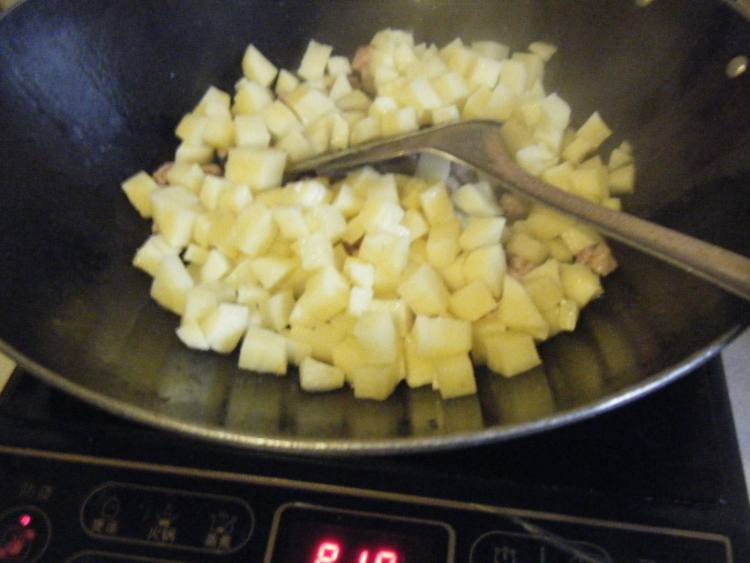土豆丁炒肉丁步骤3