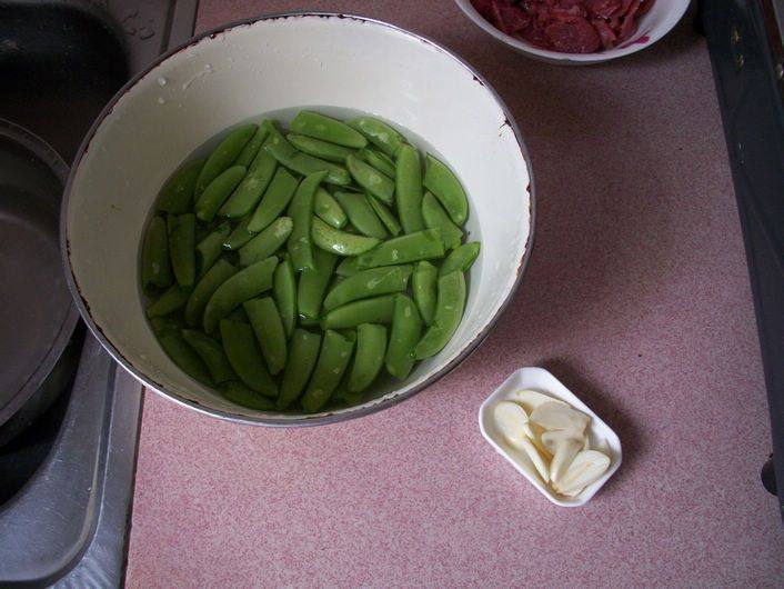 豌豆荚炒牛肉步骤2