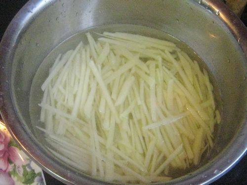 土豆丝炒洋葱丝步骤2