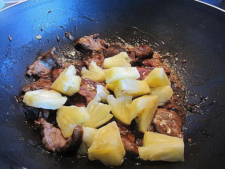 九层塔菠萝炒牛肉步骤4