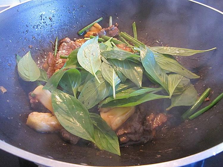 九层塔菠萝炒牛肉步骤6