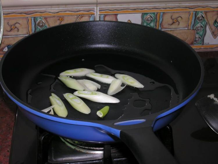 牛肉炒荷兰豆步骤3