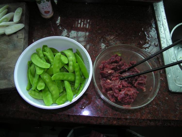 牛肉炒荷兰豆步骤2