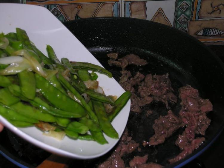 牛肉炒荷兰豆步骤7