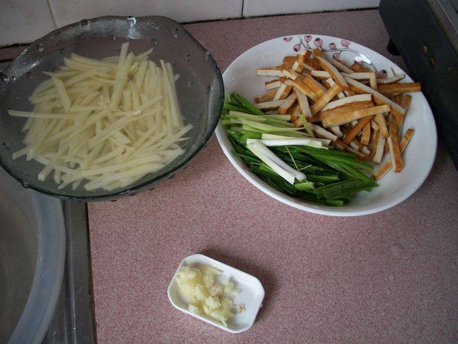 土豆炒香干步骤2