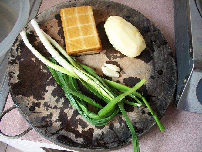 土豆炒香干步骤1