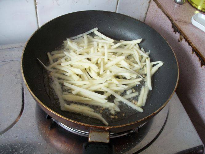 土豆炒香干步骤4