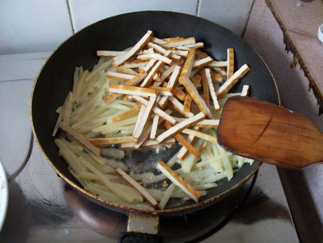 土豆炒香干步骤5
