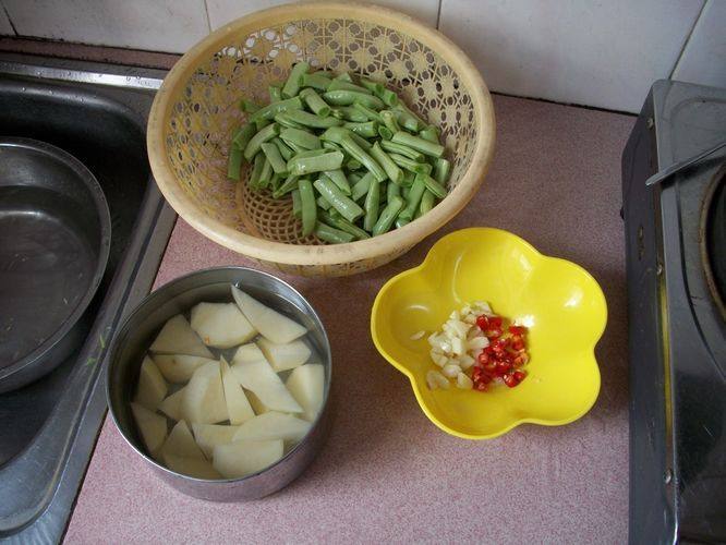 土豆烧四季豆步骤2