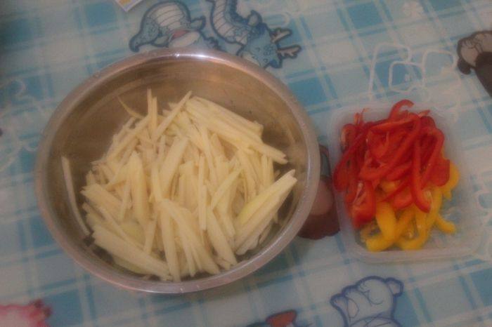 彩椒炒土豆丝步骤2