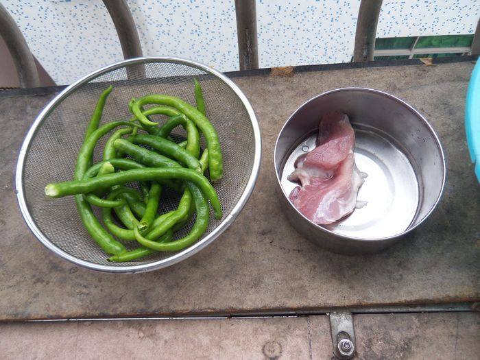辣椒肉末步骤1