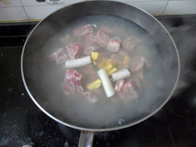 土豆排骨炖粉条儿步骤3