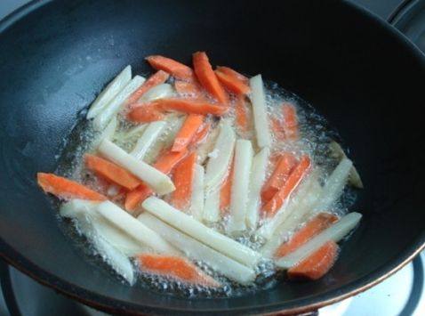 带鱼炖土豆胡萝卜步骤1