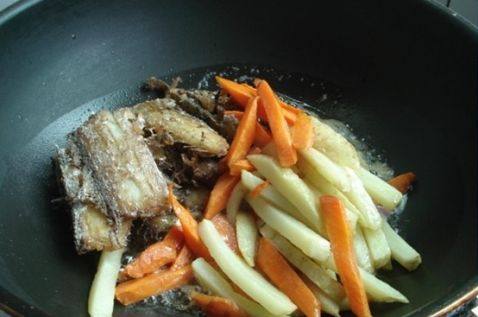 带鱼炖土豆胡萝卜步骤4