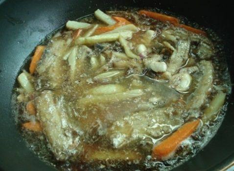 带鱼炖土豆胡萝卜步骤6