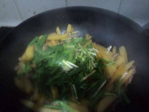 土豆条炒肉步骤7