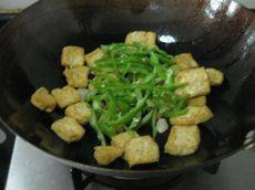 油豆腐炒辣椒步骤5