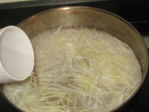 土豆丝白虾汤步骤4