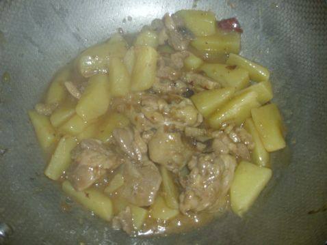 土豆烧鸡腿步骤7