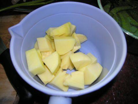 土豆炖红薯粉条步骤4