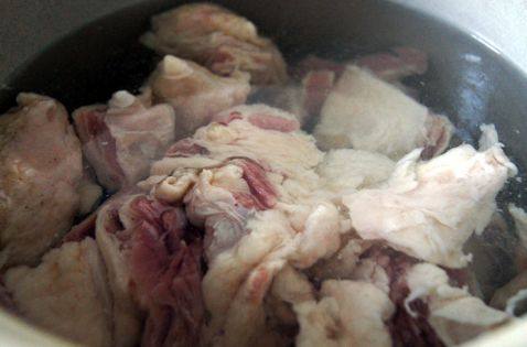 土豆烩牛腩步骤1