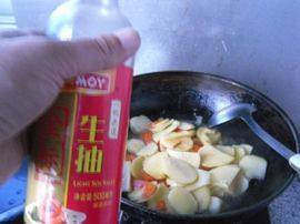 青椒胡萝卜土豆片步骤7