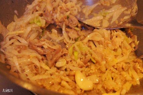酸菜炒羊肉步骤6