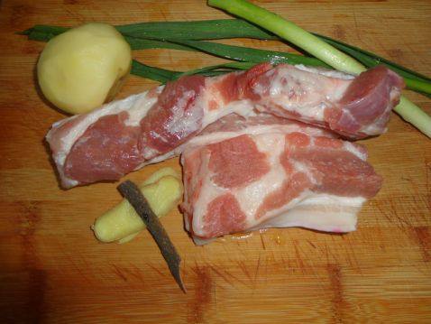 五花肉闷土豆步骤1