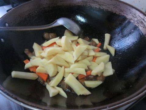 土豆胡萝卜炖肉步骤9