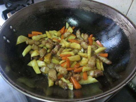 土豆胡萝卜炖肉步骤10
