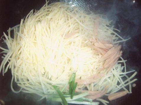 火腿肠炒土豆丝步骤4