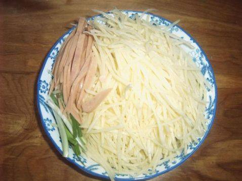 火腿肠炒土豆丝步骤2