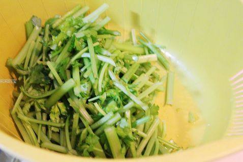 蒜味香芹土豆丝步骤1