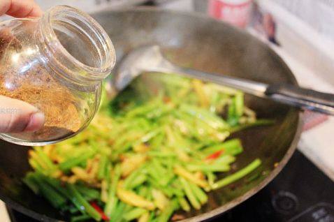 蒜味香芹土豆丝步骤11