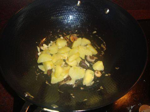 土豆烧鸡腿肉步骤2
