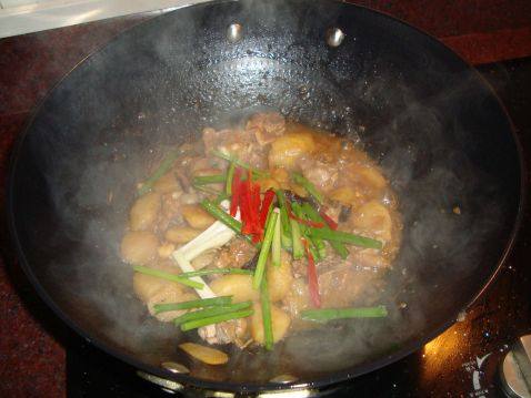 土豆烧鸡腿肉步骤6
