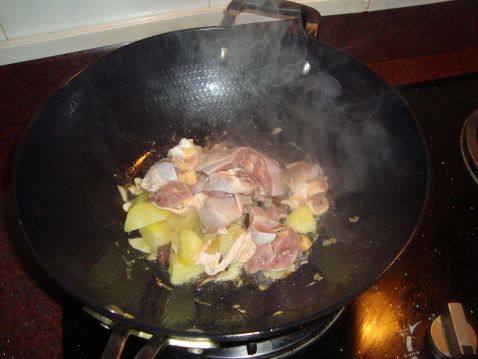 土豆烧鸡腿肉步骤3