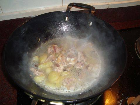 土豆烧鸡腿肉步骤4