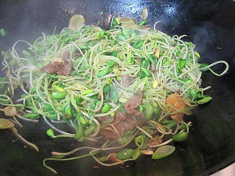 黑豆芽炒牛肉步骤9
