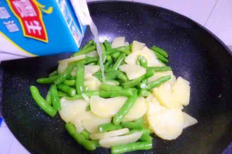土豆炖扁豆步骤6