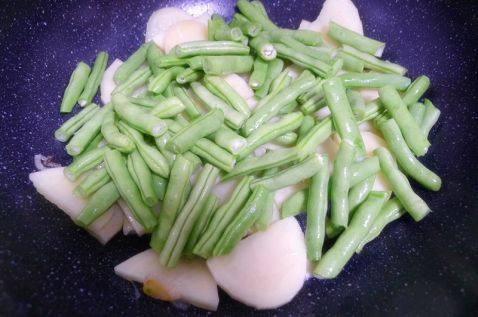土豆炖扁豆步骤5