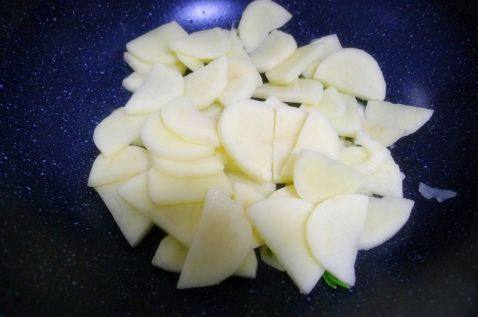 土豆炖扁豆步骤4