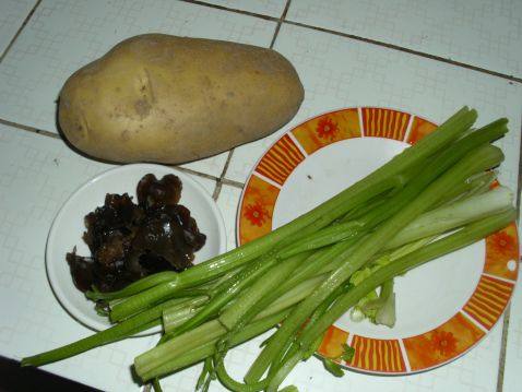 土豆条炒芹菜步骤1