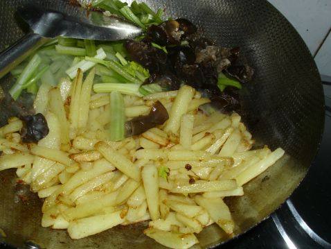 土豆条炒芹菜步骤4
